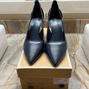 New Michael kors pointed pumps. Color Navy and white.